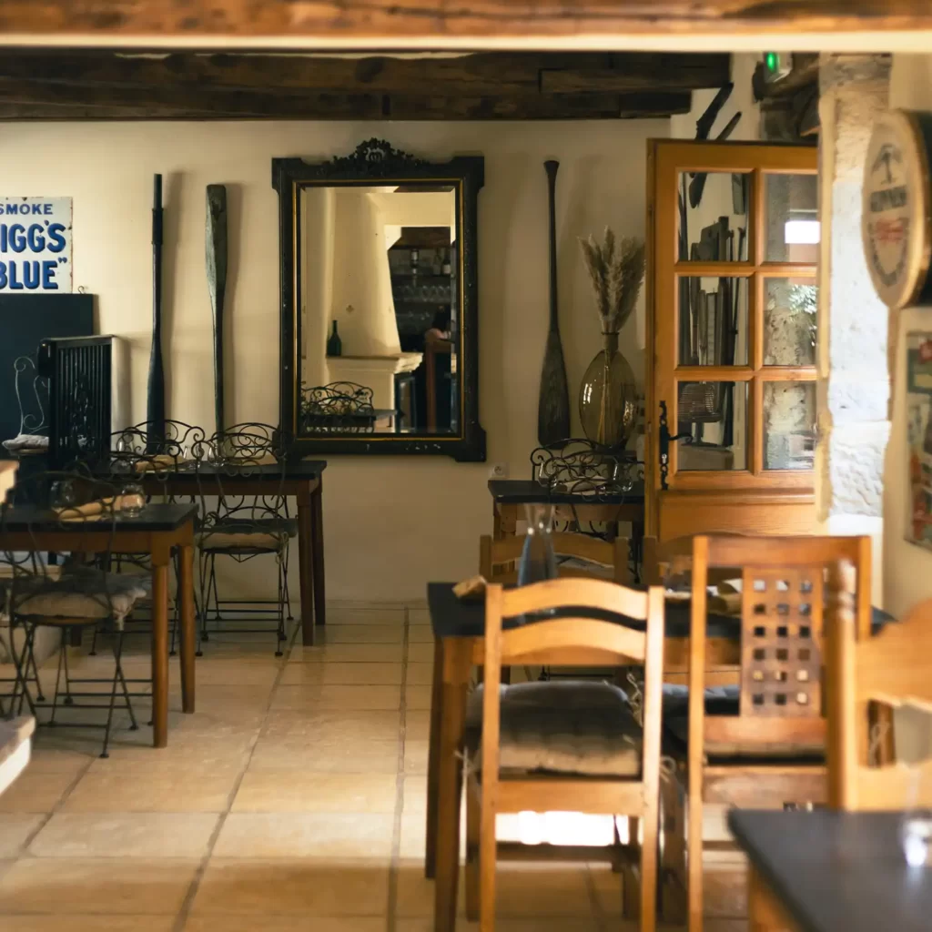 salle chaises tables chez Jano Resto-bistro restaurant gastronomique